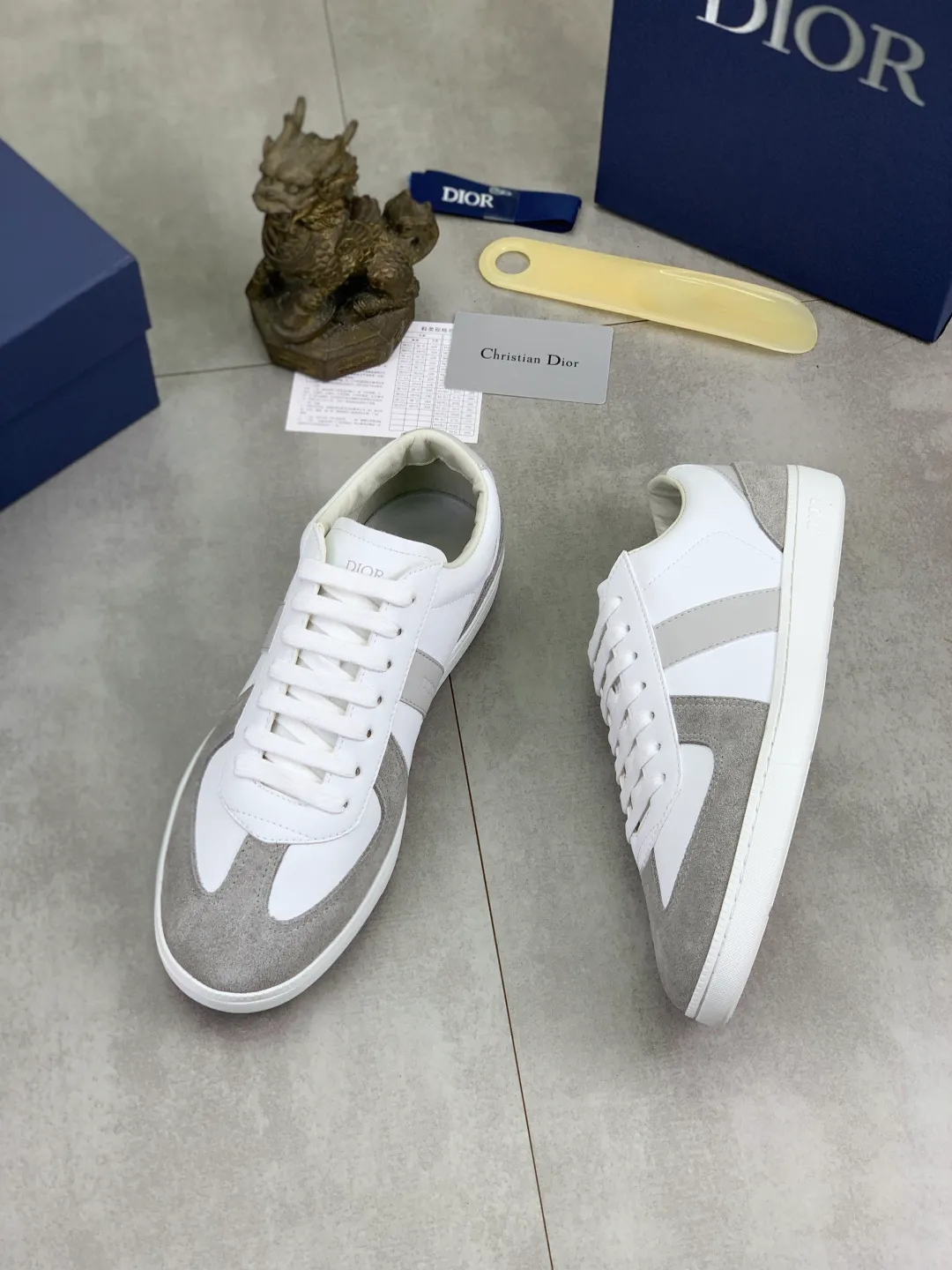 Men's shoes 💰P360 New Dior B01 moral training shoes, white first-layer cowhide, original molded outsole. New to the fall collection, this sneaker marks the return of a Dior classic, reinterpreted in a stylish and elegant silhouette. Crafted from white smooth first-grain cowhide with a tonal silk sheepskin lining, it features the Dior logo on the tongue and inner sides, and a CD icon on the heel. Paired with Tpu anti-slip soles of the same color, it can be matched with various styles to create a sophisticated look.  Code number: 38-44